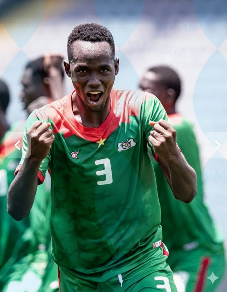 Footballeur burkinabé criant de joie, portant un maillot vert numéro trois, les poings serrés.
