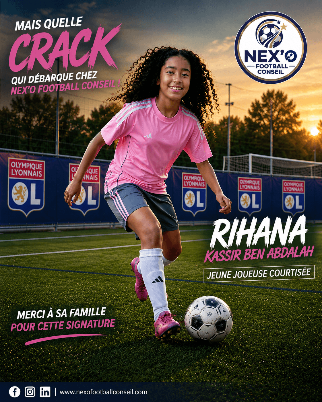 Jeune footballeuse en maillot rose dribblant un ballon sur un terrain au coucher du soleil.