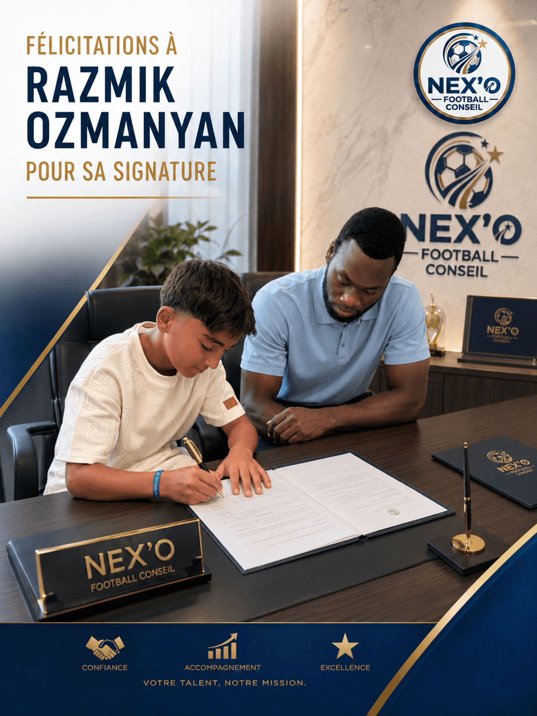 Razmik Ozmanyan signe son contrat chez NEX'O Football Conseil, accompagné par un conseiller professionnel.