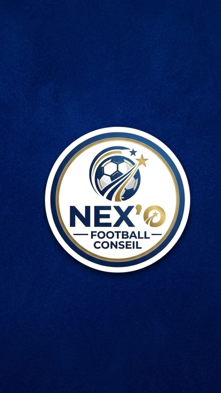 Logo NEX'O Football Conseil présentant un ballon de foot stylisé sur fond bleu texturé.