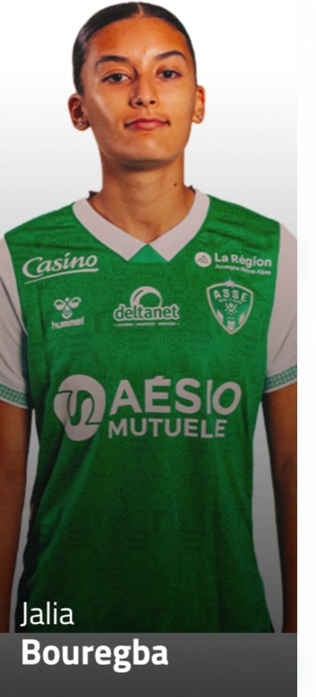 Jalia Bouregba, joueuse de football, portant le maillot vert de l'AS Saint-Étienne avec sponsors.